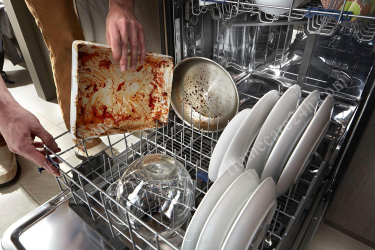V&igrave; sao m&aacute;y rửa b&aacute;t chạy xong m&agrave; b&aacute;t đĩa vẫn bẩn? Thợ sửa chữa chỉ ra 1 nguy&ecirc;n nh&acirc;n nhiều người bỏ qua - Ảnh 1.