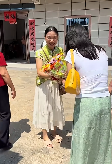 Đang viral MXH: Cô gái về ra mắt nhà bạn trai nhận "mưa" lì xì và sự đón tiếp không tin nổi- Ảnh 2.