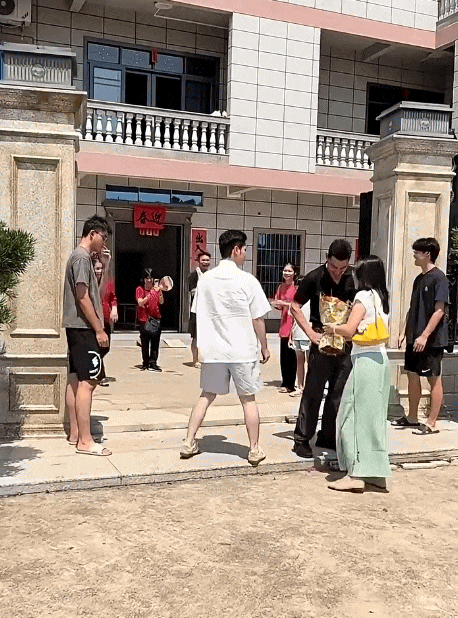 Đang viral MXH: Cô gái về ra mắt nhà bạn trai nhận "mưa" lì xì và sự đón tiếp không tin nổi- Ảnh 1.
