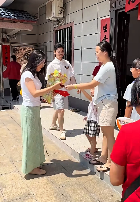 Đang viral MXH: Cô gái về ra mắt nhà bạn trai nhận "mưa" lì xì và sự đón tiếp không tin nổi- Ảnh 3.