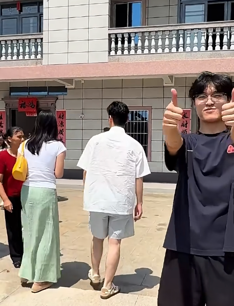 Đang viral MXH: Cô gái về ra mắt nhà bạn trai nhận "mưa" lì xì và sự đón tiếp không tin nổi- Ảnh 4.