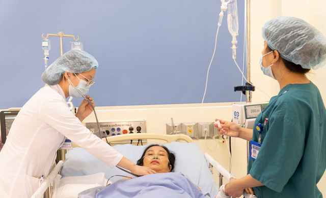 Đốt rẫy giữa trời n&oacute;ng, người phụ nữ 54 tuổi nguy kịch- Ảnh 1.