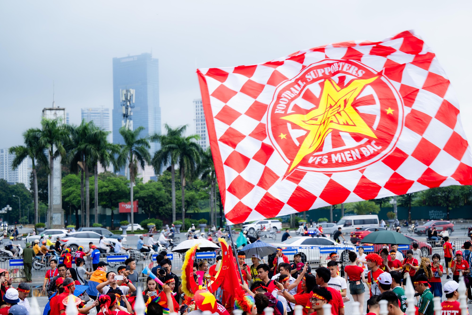 Diễn biến ĐT Việt Nam vs Malaysia 20h00 tối nay: Mỹ Đình mưa trắng trời - Ảnh 6.