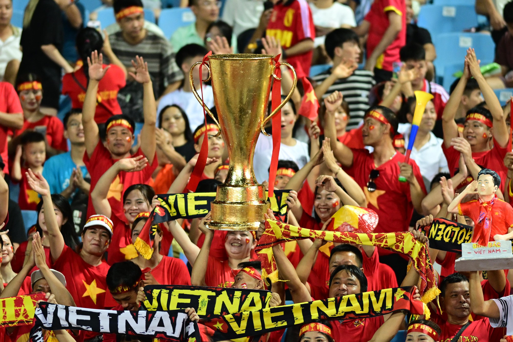 Khoảnh khắc CĐV vỡ òa: Tấm vé chung kết đang ở rất gần! - Ảnh 9.