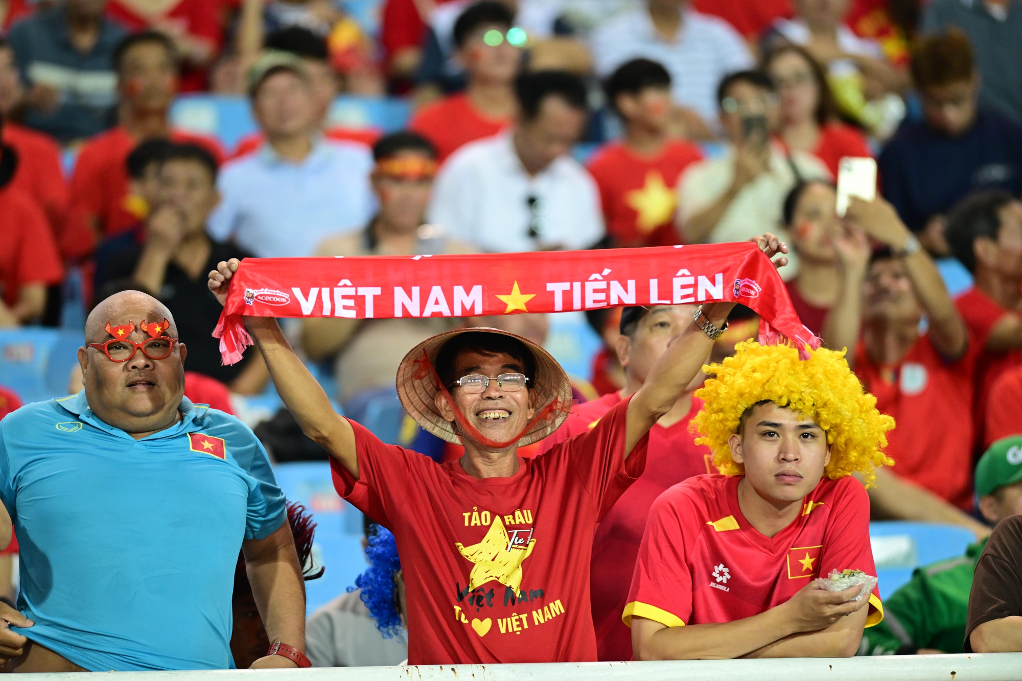 Khoảnh khắc CĐV vỡ òa: Tấm vé chung kết đang ở rất gần! - Ảnh 8.