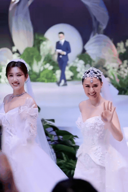 Mỹ nhân Việt đứng cạnh nàng tiên cá đẹp nhất thế giới vẫn không hề lu mờ, visual sáng rực như ngọc ngà châu báu- Ảnh 3.