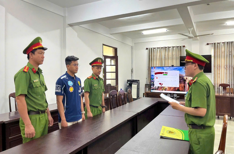 C&ocirc;ng an r&agrave; so&aacute;t c&aacute;c hội nh&oacute;m mạng x&atilde; hội, kiểm tra loạt cơ sở kinh doanh: Nhiều đối tượng bị xử phạt v&igrave; h&agrave;nh vi n&agrave;y- Ảnh 1.