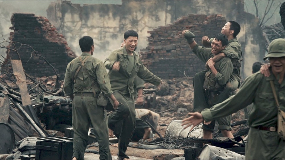 Từ Mưa Đỏ đến Nghỉ H&egrave; Sợ Nghỉ Hưu: Một d&ograve;ng chảy kh&ocirc;ng chỉ c&oacute; kh&oacute;i lửa- Ảnh 6.