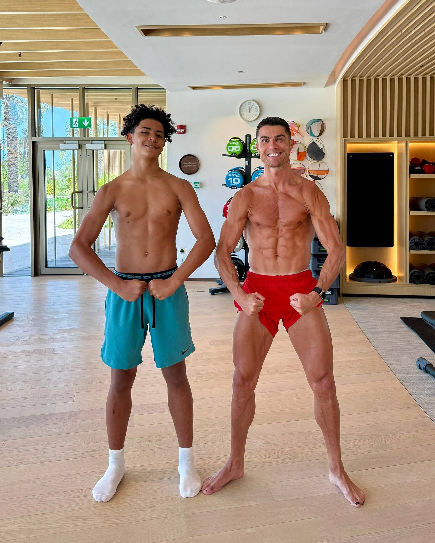 Con trai Ronaldo 16 tuổi cao 1m85, cơ bắp cuồn cuộn chẳng kém bố: Ngay từ nhỏ đã được tập đều 2 bộ môn - Ảnh 1.