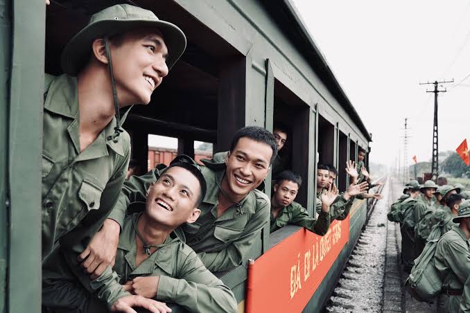 Từ Mưa Đỏ đến Nghỉ H&egrave; Sợ Nghỉ Hưu: Một d&ograve;ng chảy kh&ocirc;ng chỉ c&oacute; kh&oacute;i lửa- Ảnh 2.