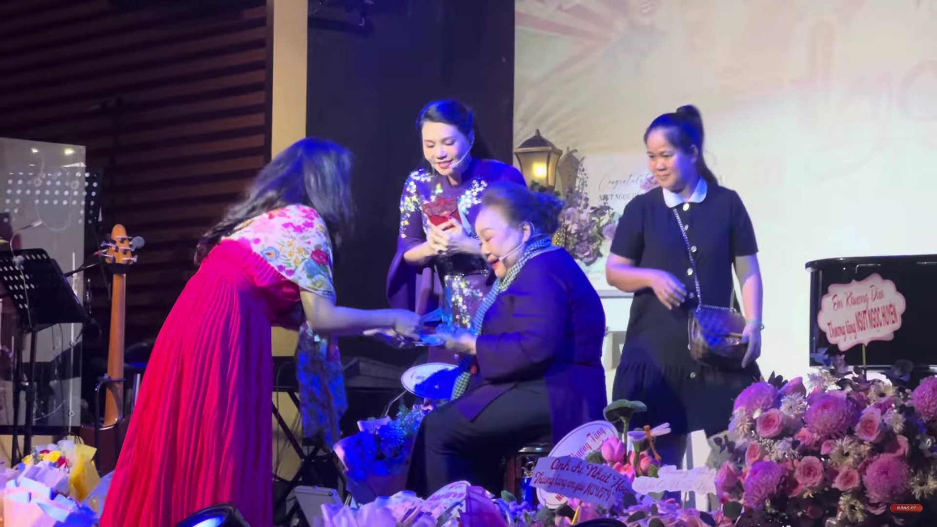 Nữ diễn vi&ecirc;n duy nhất được Trấn Th&agrave;nh gọi l&agrave; "b&aacute;u vật Việt Nam", diễn hay đến nỗi kh&aacute;n giả xếp h&agrave;ng tặng tiền- Ảnh 5.