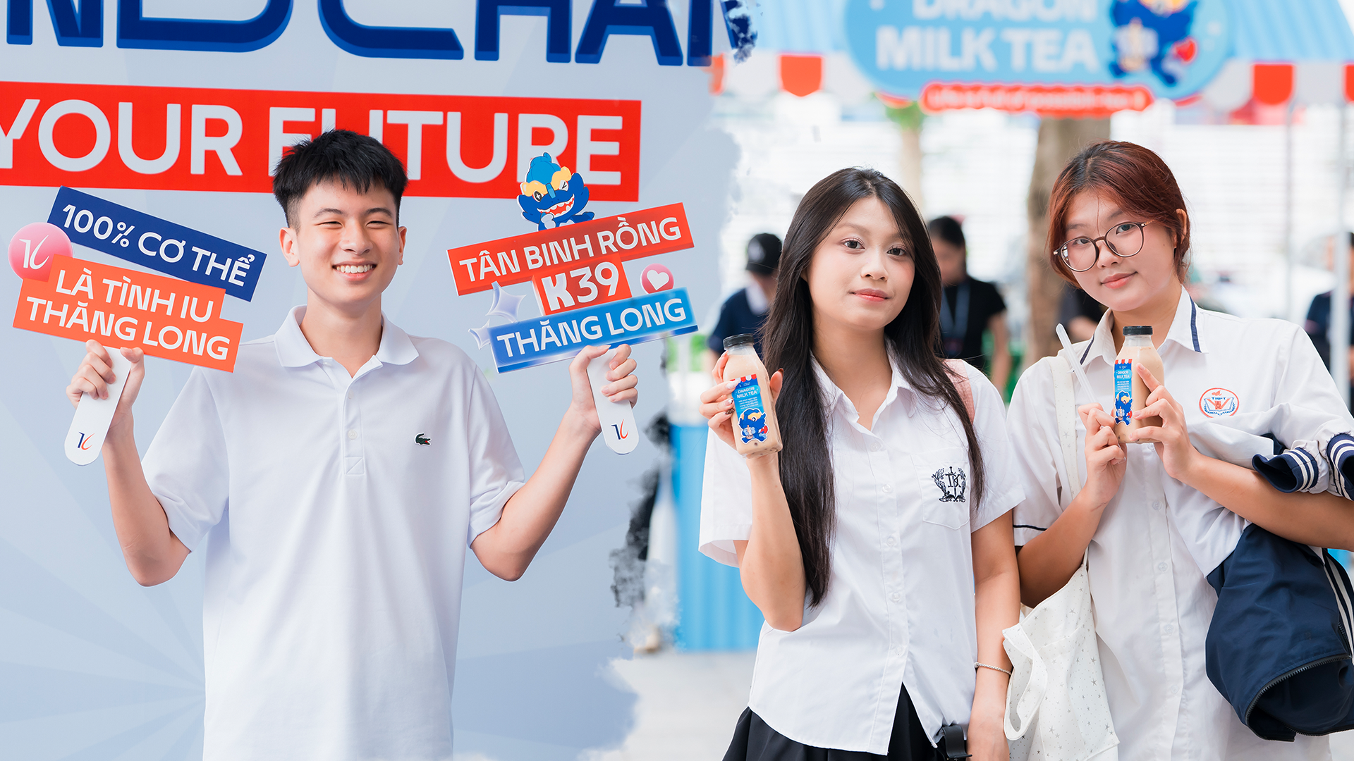 Tân sinh viên K39 trường ĐH Thăng Long nhập học như đi hội: Vui hết cỡ, tặng trà sữa, rinh quà xịn mang về! - Ảnh 1.