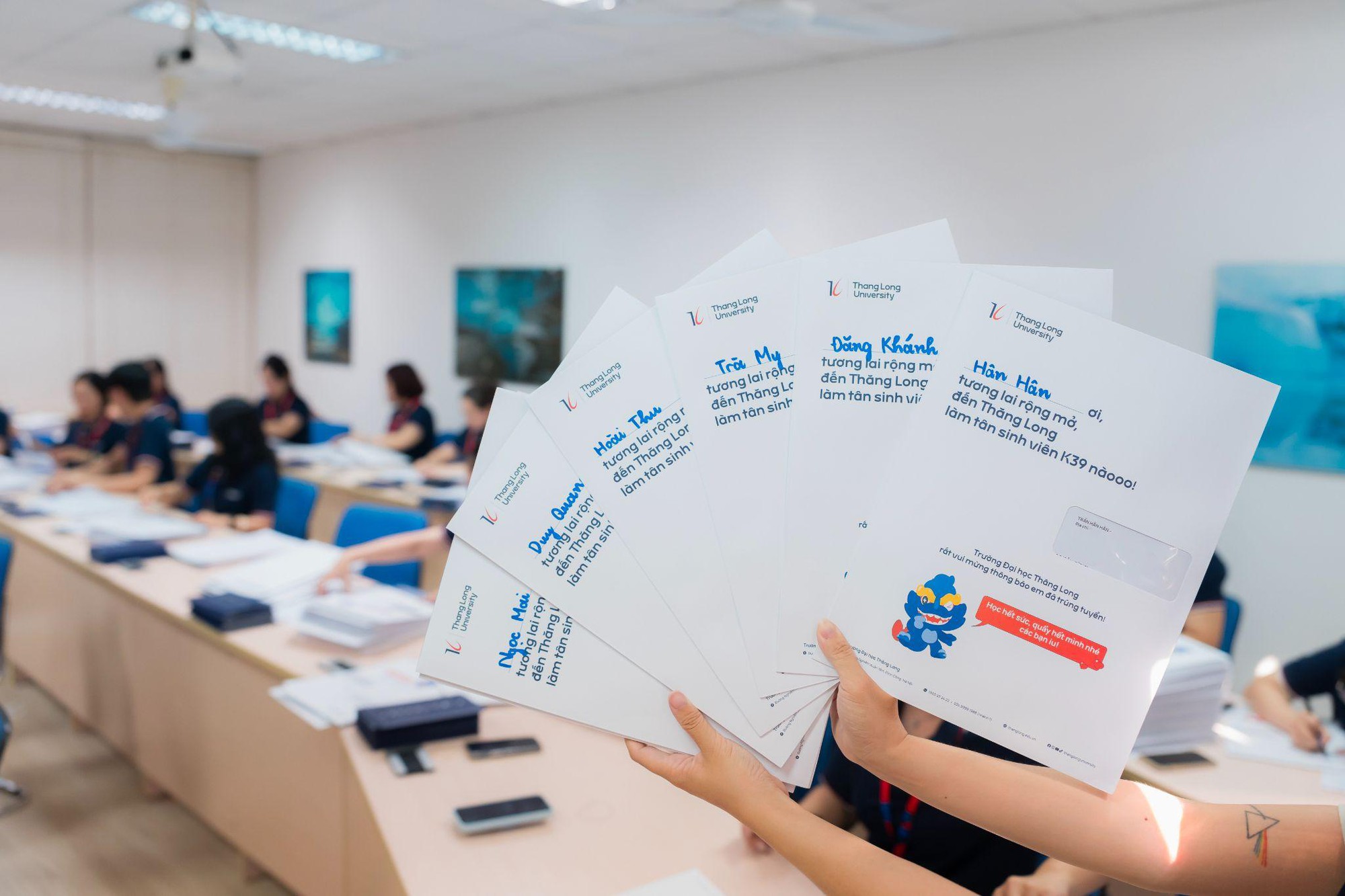 Tân sinh viên K39 trường ĐH Thăng Long nhập học như đi hội: Vui hết cỡ, tặng trà sữa, rinh quà xịn mang về! - Ảnh 2.