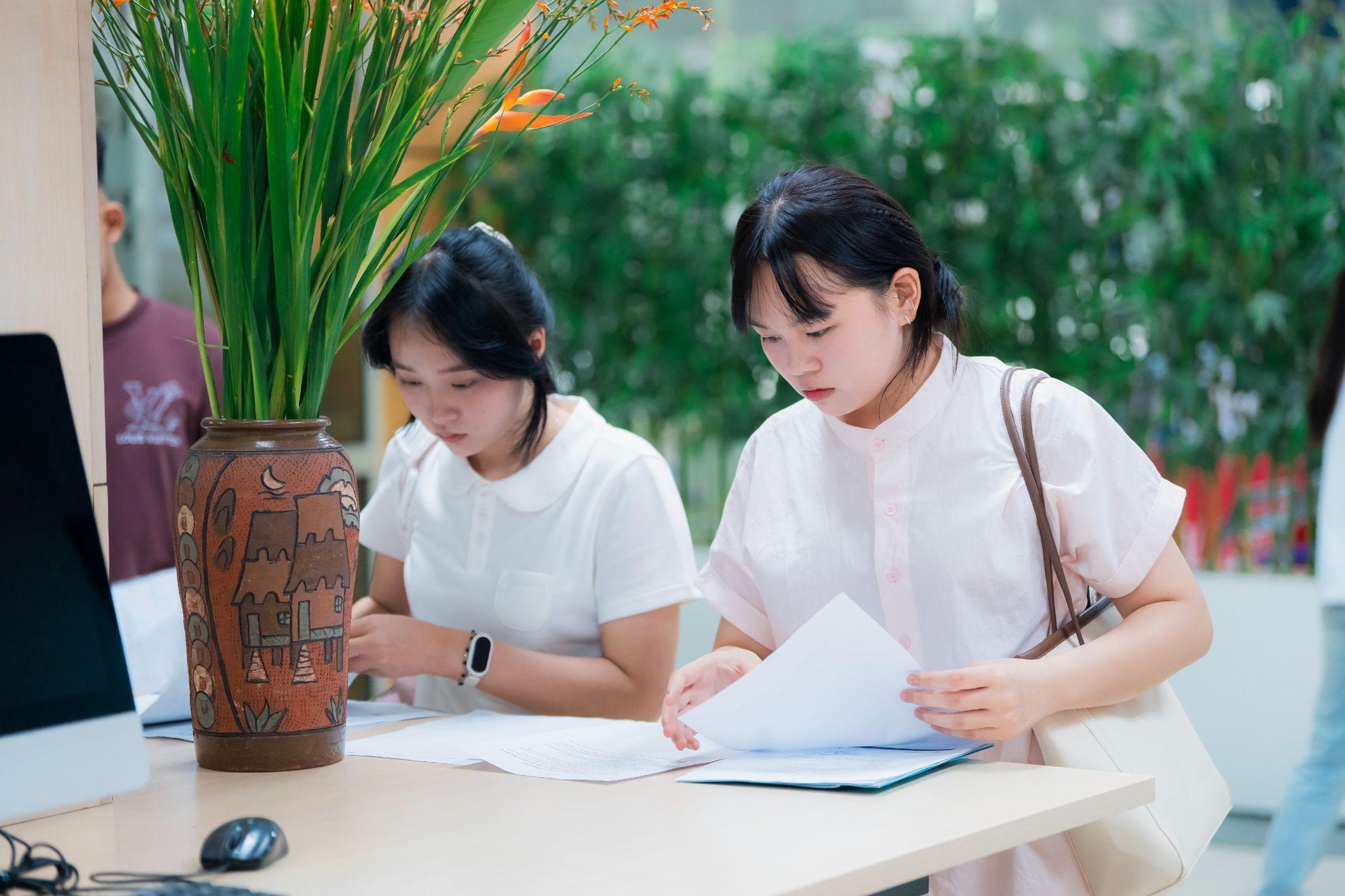 Tân sinh viên K39 trường ĐH Thăng Long nhập học như đi hội: Vui hết cỡ, tặng trà sữa, rinh quà xịn mang về! - Ảnh 5.