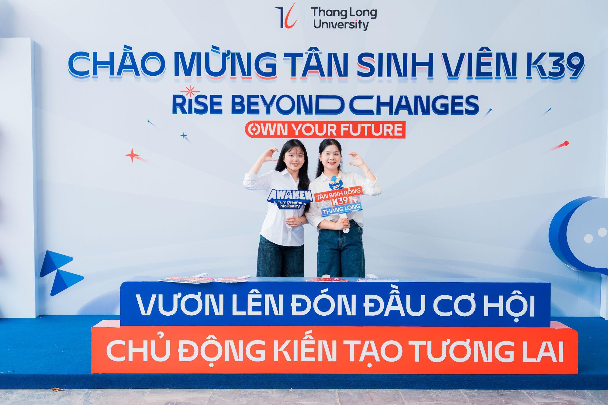Tân sinh viên K39 trường ĐH Thăng Long nhập học như đi hội: Vui hết cỡ, tặng trà sữa, rinh quà xịn mang về! - Ảnh 6.