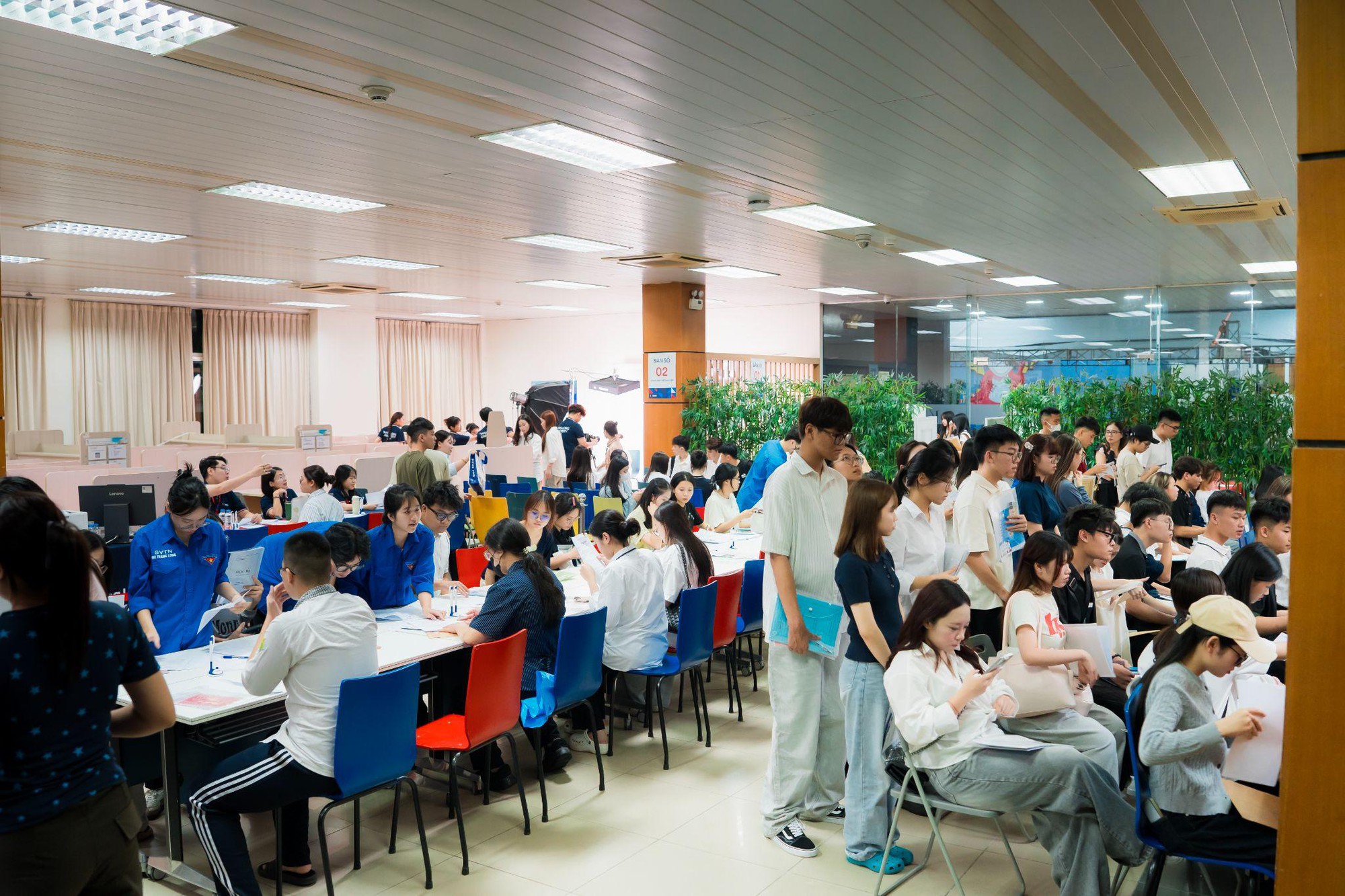 Tân sinh viên K39 trường ĐH Thăng Long nhập học như đi hội: Vui hết cỡ, tặng trà sữa, rinh quà xịn mang về! - Ảnh 8.