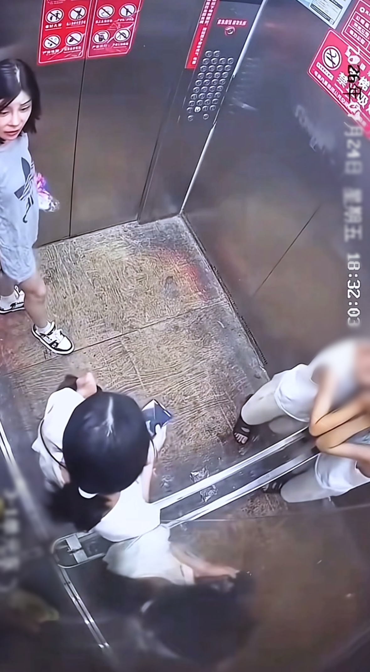 Clip b&eacute; trai chặn cửa thang m&aacute;y 20 gi&acirc;y đợi mẹ, bị nhắc nhở dẫn đến x&ocirc; x&aacute;t: Chi tiết khiến người mẹ nhận chỉ tr&iacute;ch- Ảnh 2.