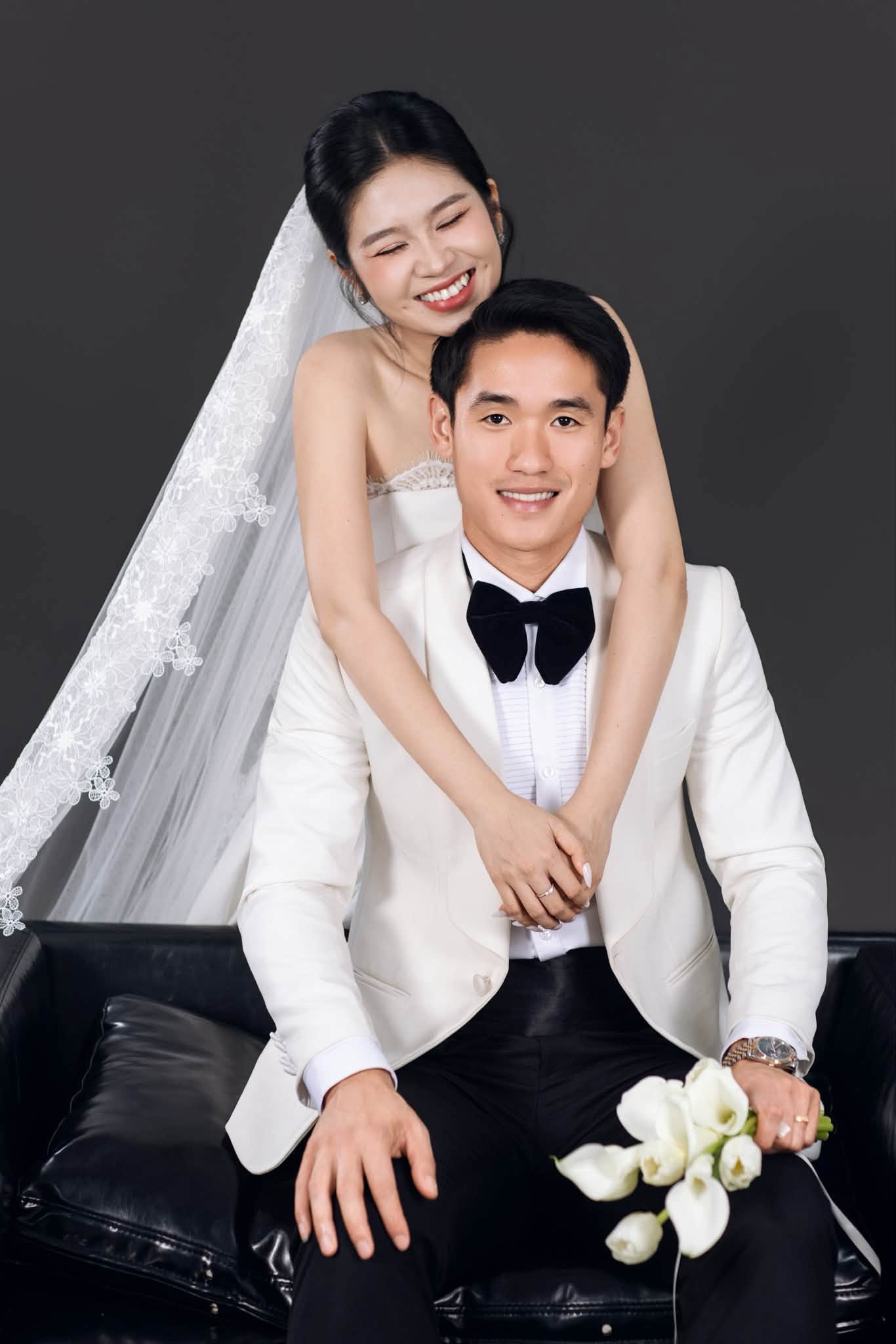 Trung vệ điển trai nhất nhì Việt Nam bất ngờ tung ảnh cưới hotgirl Ngân hàng, cô dâu xinh như mộng gây sốt- Ảnh 6.
