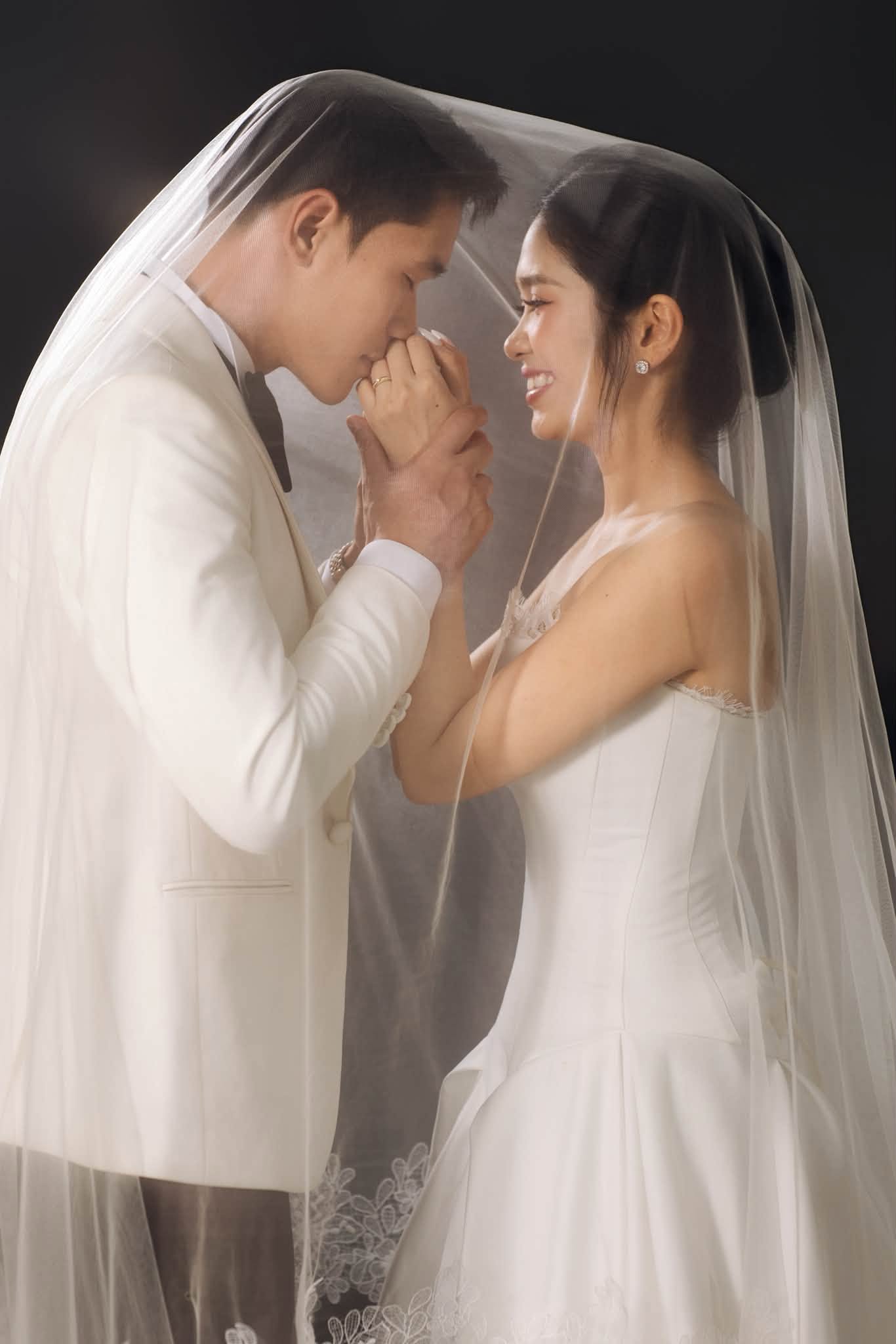 Trung vệ điển trai nhất nhì Việt Nam bất ngờ tung ảnh cưới hotgirl Ngân hàng, cô dâu xinh như mộng gây sốt- Ảnh 8.