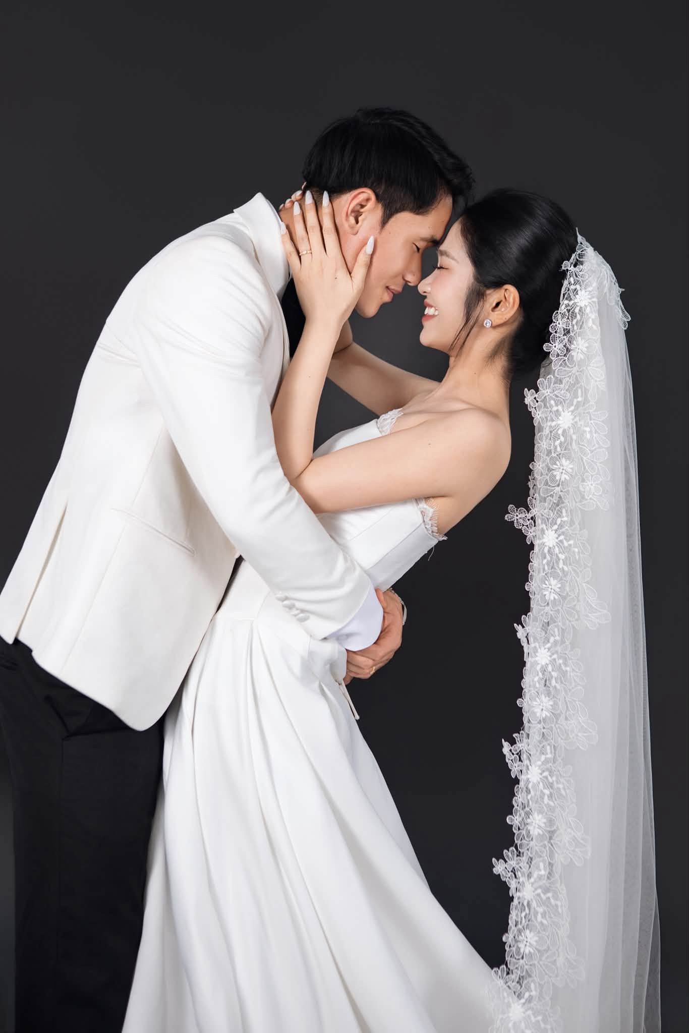 Trung vệ điển trai nhất nhì Việt Nam bất ngờ tung ảnh cưới hotgirl Ngân hàng, cô dâu xinh như mộng gây sốt- Ảnh 11.