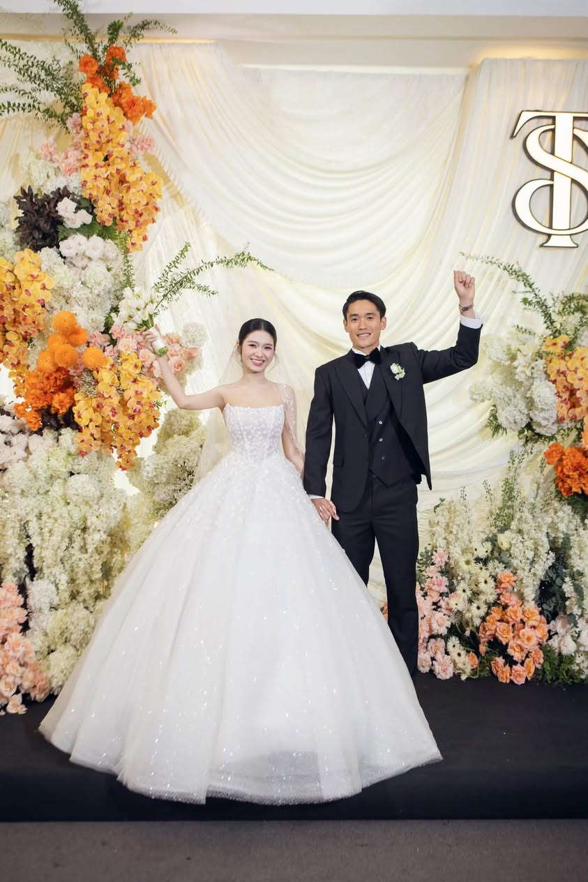 Trung vệ điển trai nhất nhì Việt Nam bất ngờ tung ảnh cưới hotgirl Ngân hàng, cô dâu xinh như mộng gây sốt- Ảnh 1.