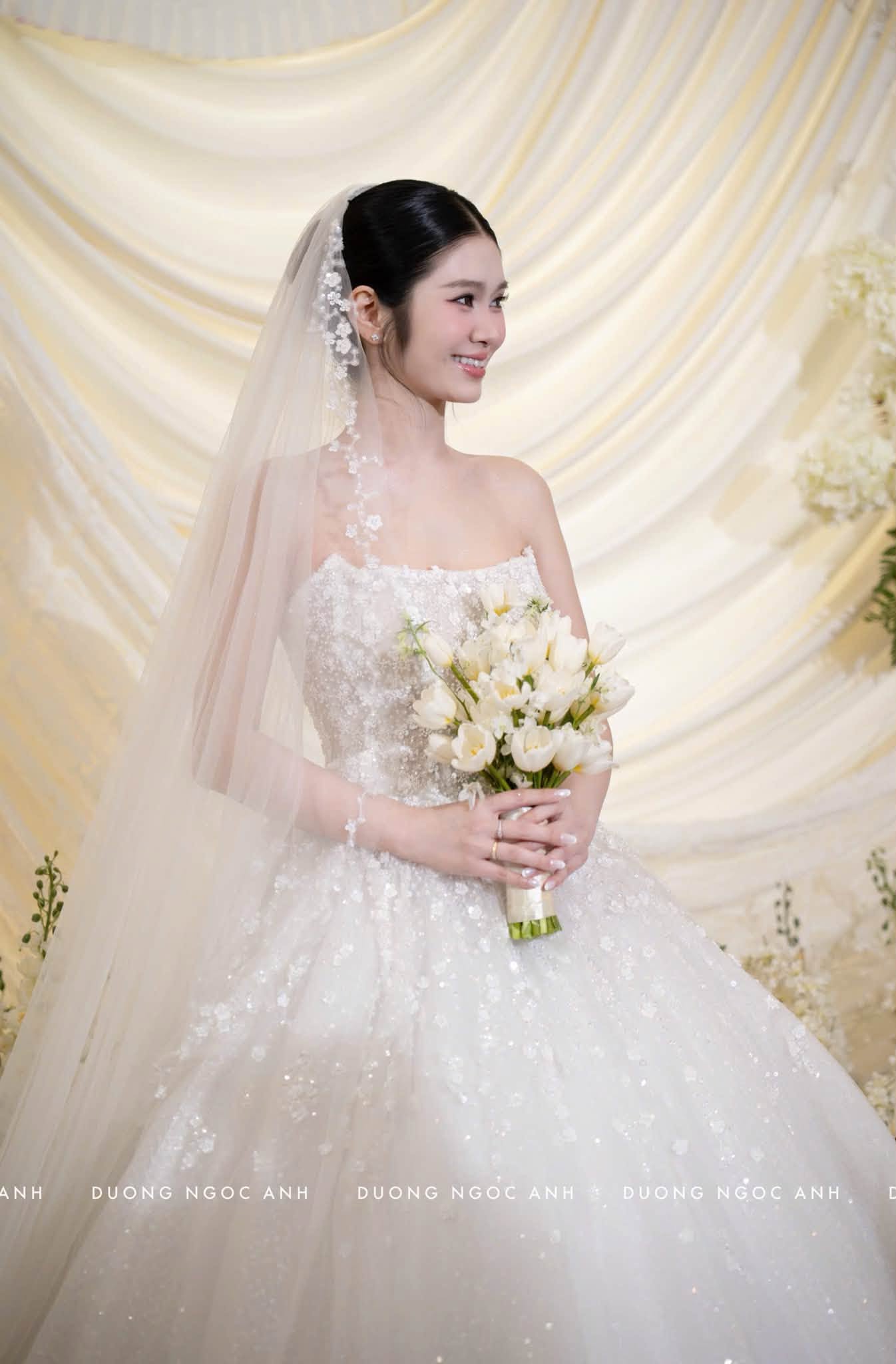Trung vệ điển trai nhất nhì Việt Nam bất ngờ tung ảnh cưới hotgirl Ngân hàng, cô dâu xinh như mộng gây sốt- Ảnh 4.