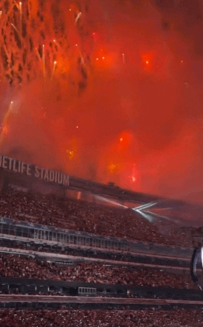 S&acirc;n Chung kết World Cup "thay &aacute;o" rực rỡ v&igrave; BTS: 90.000 người phủ k&iacute;n kh&aacute;n đ&agrave;i, đẳng cấp nh&oacute;m nhạc to&agrave;n cầu l&agrave; đ&acirc;y chứ đ&acirc;u!- Ảnh 3.