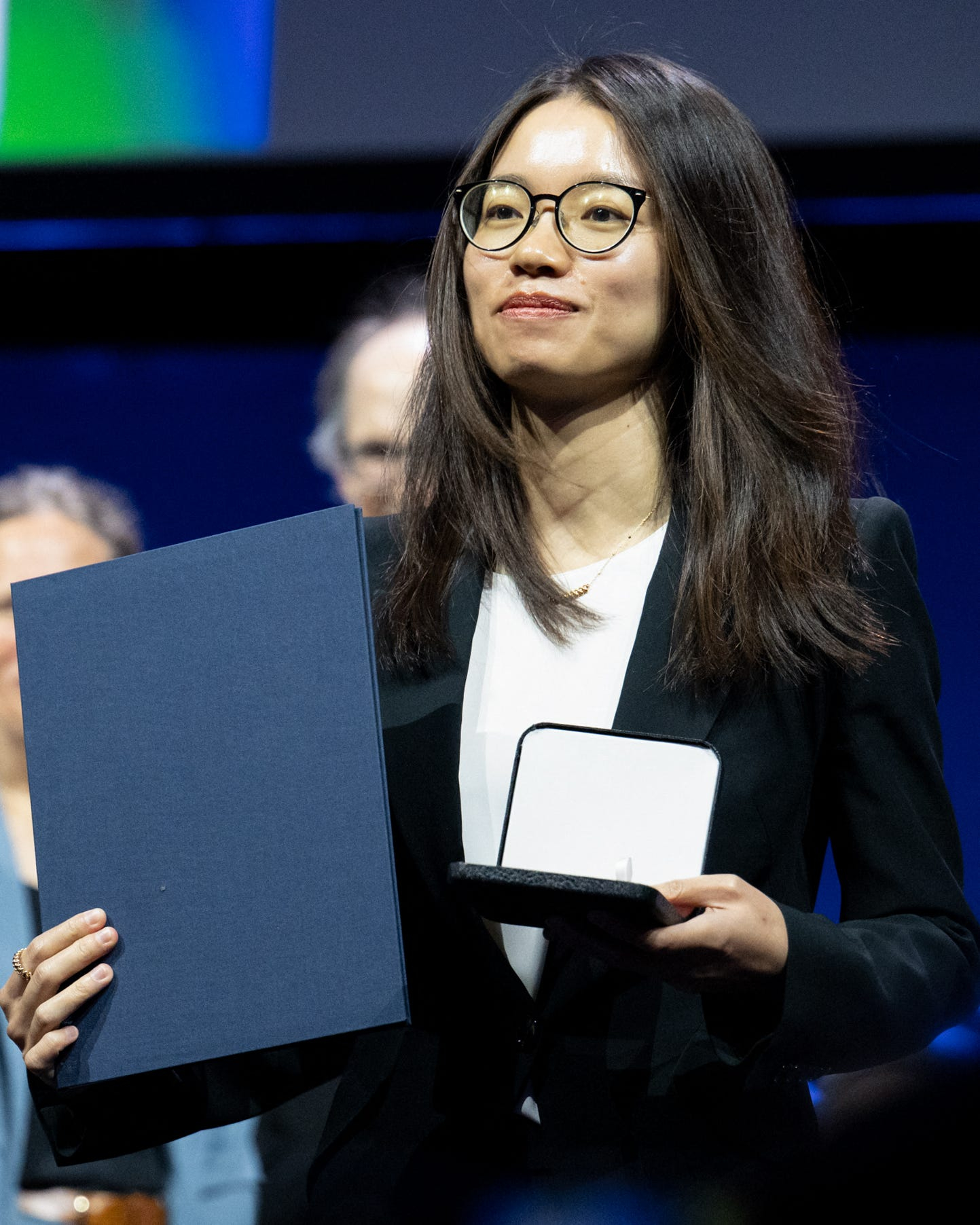 Thi&ecirc;n t&agrave;i nhận giải "Nobel To&aacute;n học" chơi đồ hiệu khiến d&acirc;n t&igrave;nh ph&aacute;t cuồng, trang sức Cartier ch&aacute;y h&agrave;ng sau khoảnh khắc vinh danh- Ảnh 2.