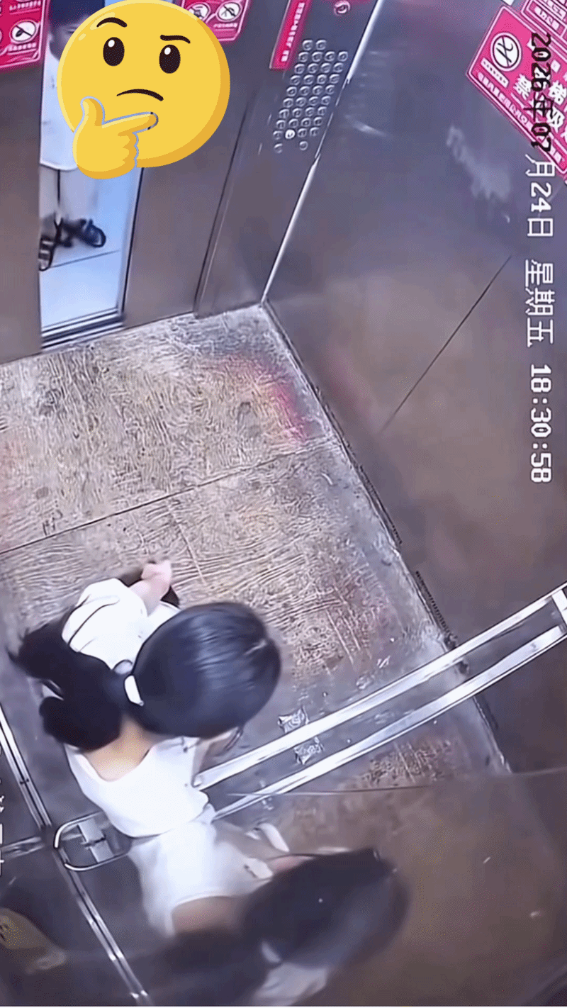 Clip b&eacute; trai chặn cửa thang m&aacute;y 20 gi&acirc;y đợi mẹ, bị nhắc nhở dẫn đến x&ocirc; x&aacute;t: Chi tiết khiến người mẹ nhận chỉ tr&iacute;ch- Ảnh 1.