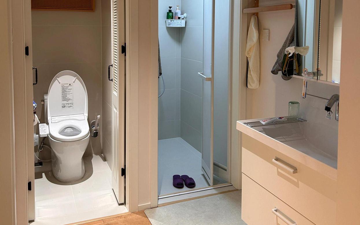 Ph&ograve;ng tắm chỉ d&ugrave;ng v&aacute;ch k&iacute;nh để ngăn kh&ocirc; &ndash; ướt vẫn chưa đủ: C&aacute;ch người Nhật chia kh&ocirc;ng gian mới thực sự đ&aacute;ng học hỏi- Ảnh 1.