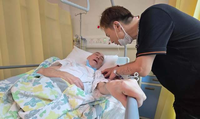 Nam nghệ sĩ bị viện dưỡng l&atilde;o ngược đ&atilde;i rơi v&agrave;o t&igrave;nh trạng nguy hiểm, cơ thể hoại tử kh&ocirc;ng thể cử động- Ảnh 1.