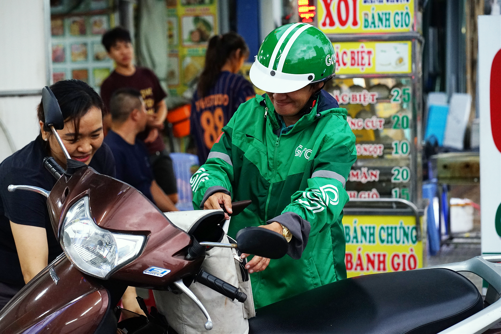 Nữ shipper cưu mang gần 100 chú chó bị bỏ rơi ở TP.HCM: "Để lo cho các bé, mỗi tháng cũng hơn 20 triệu đồng"- Ảnh 5.