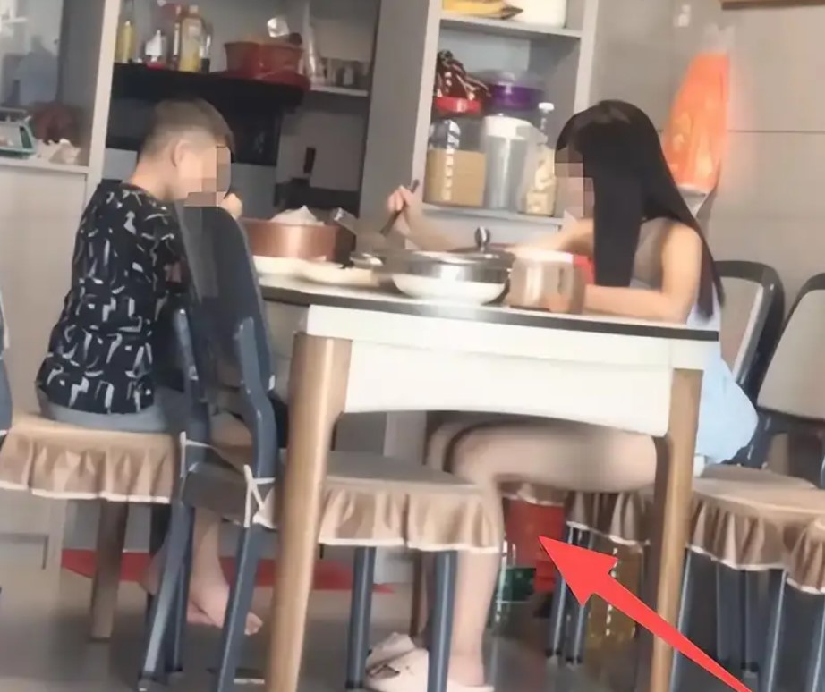 Bức ảnh khiến một người bố bị chỉ trích: Chỉ vì vài cái like mà không màng đến tương lai của con cái!- Ảnh 1.