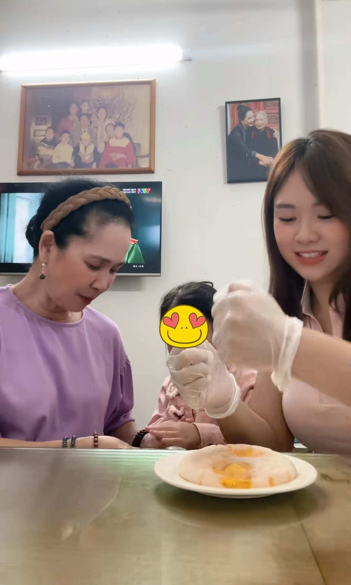 NSND Lan Hương v&agrave; con d&acirc;u ăn &ldquo;b&aacute;nh dẻo thị phi&rdquo; bất ngờ gặp chuyện thị phi ngay tr&ecirc;n s&oacute;ng- Ảnh 2.