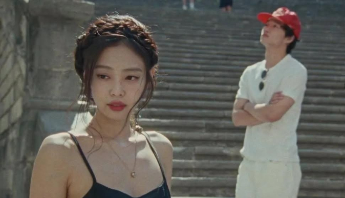 "Jennie v&agrave; Nah Kai chi nh&aacute;nh Việt Nam": L&ecirc;n đồ đẹp kh&ocirc;ng trượt ph&aacute;t n&agrave;o, b&agrave;i đăng c&aacute;n mốc hơn 100.000 like- Ảnh 1.