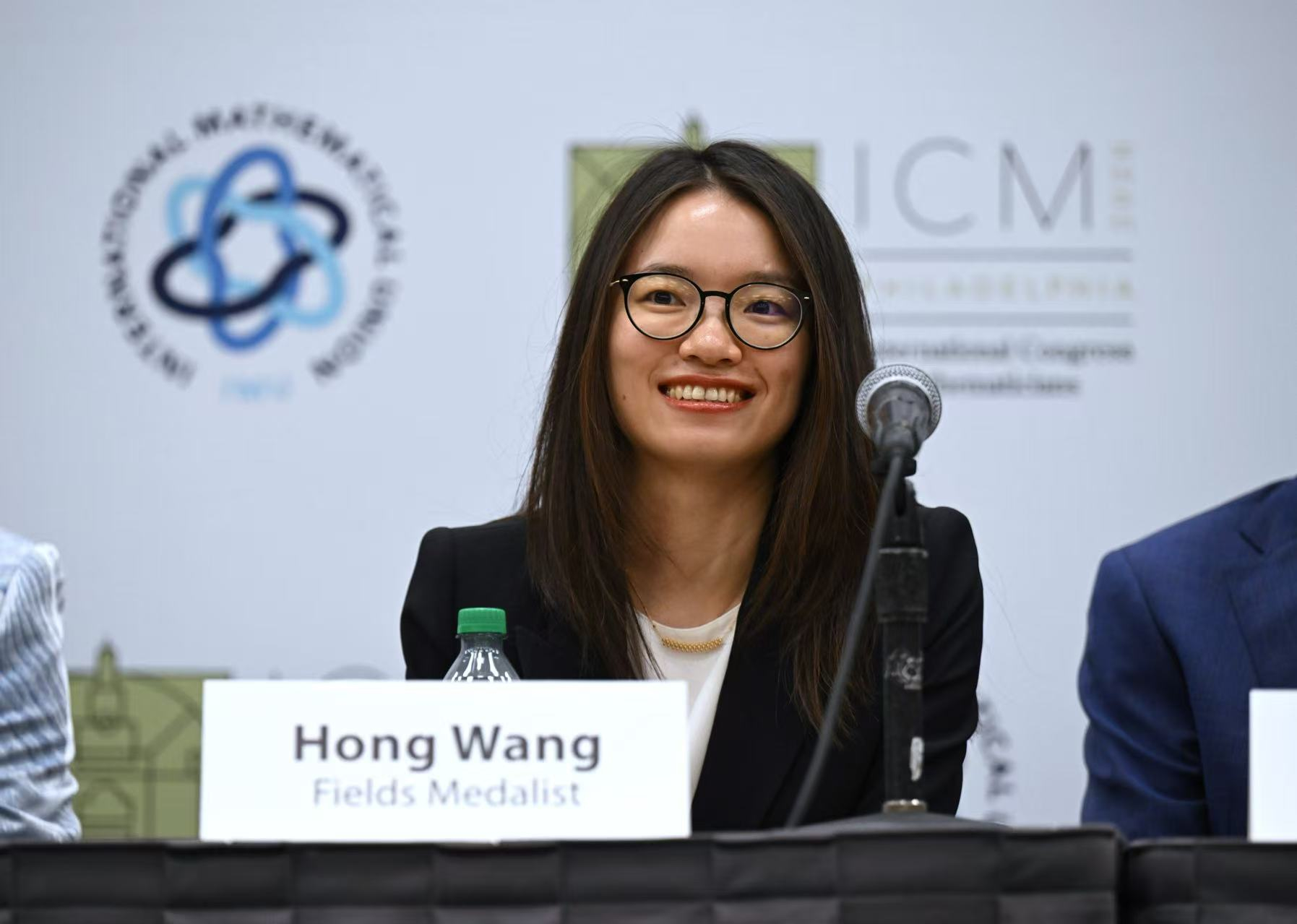 Thi&ecirc;n t&agrave;i nhận giải "Nobel To&aacute;n học" chơi đồ hiệu khiến d&acirc;n t&igrave;nh ph&aacute;t cuồng, trang sức Cartier ch&aacute;y h&agrave;ng sau khoảnh khắc vinh danh- Ảnh 8.