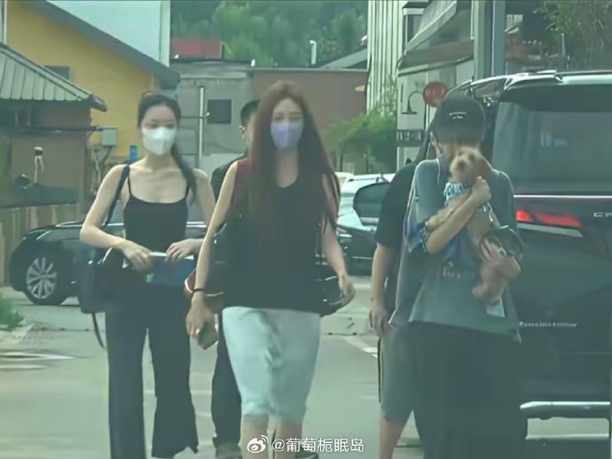 "Bắt gọn" chị đẹp 9X và con của Diva hàng đầu showbiz thân thiết giữa phố, mối quan hệ 3 năm ai cũng tò mò- Ảnh 1.