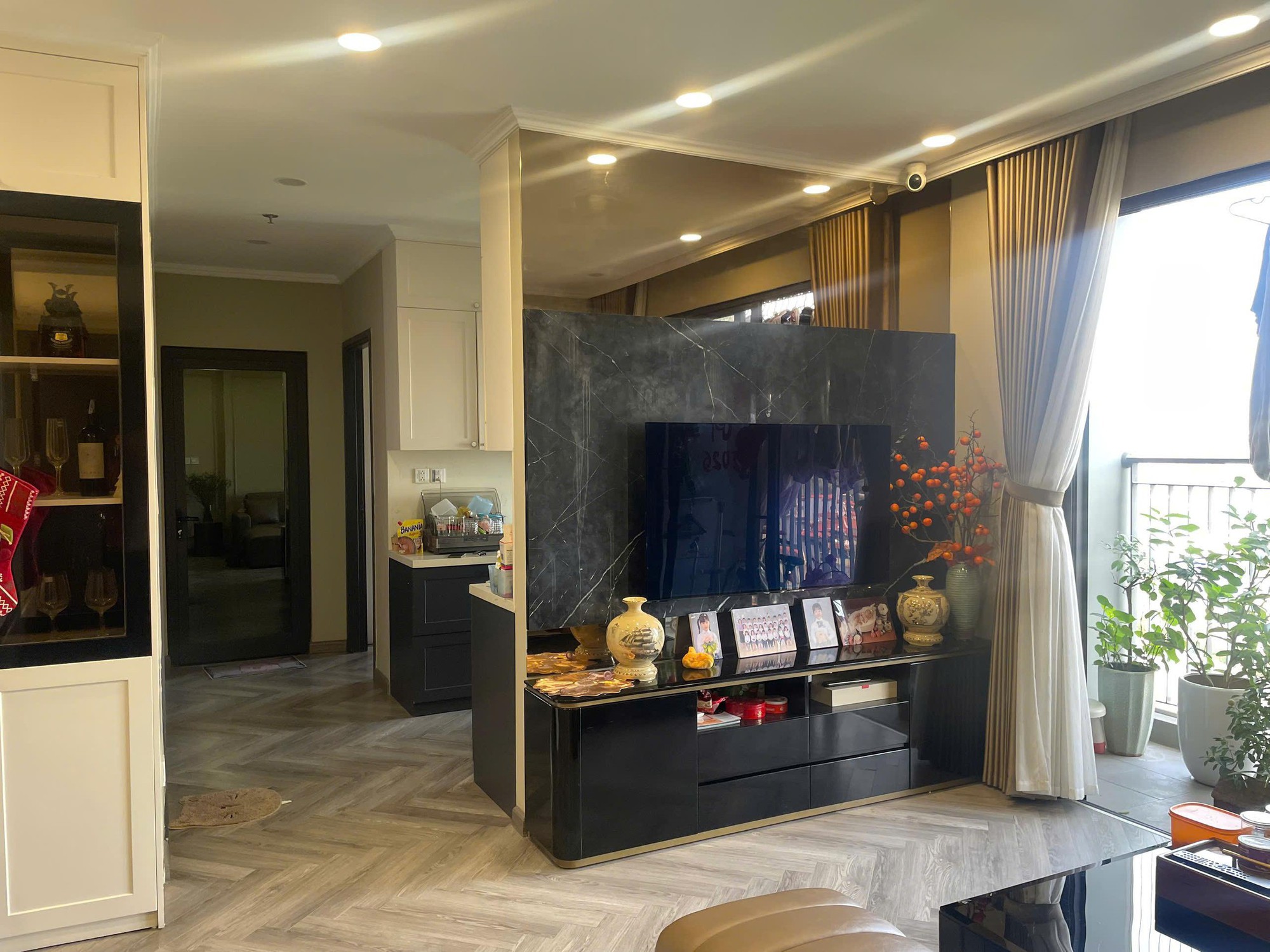 Chỉ sửa phòng khách, bếp và phòng 2 con, căn hộ Vinhomes Smart City đã “rộng ra” thấy rõ dù không tăng thêm 1m²- Ảnh 2.