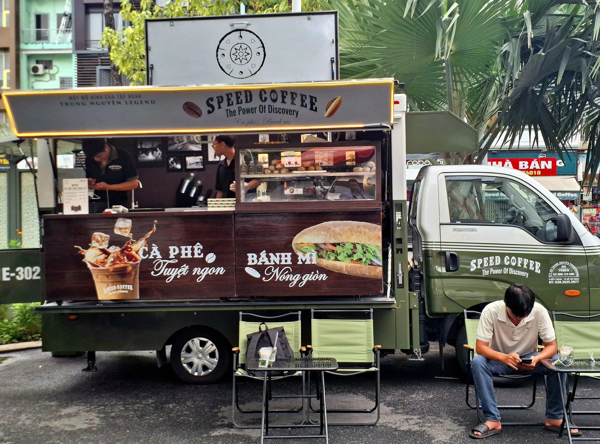 Những kiosk b&aacute;n c&agrave; ph&ecirc; vỉa h&egrave; của &ocirc;ng Đặng L&ecirc; Nguy&ecirc;n Vũ đ&atilde; xuất hiện, 'l&aacute; b&agrave;i ẩn' đằng sau chiến lược mới từ Trung Nguy&ecirc;n Legend l&agrave; g&igrave;?   - Ảnh 3.