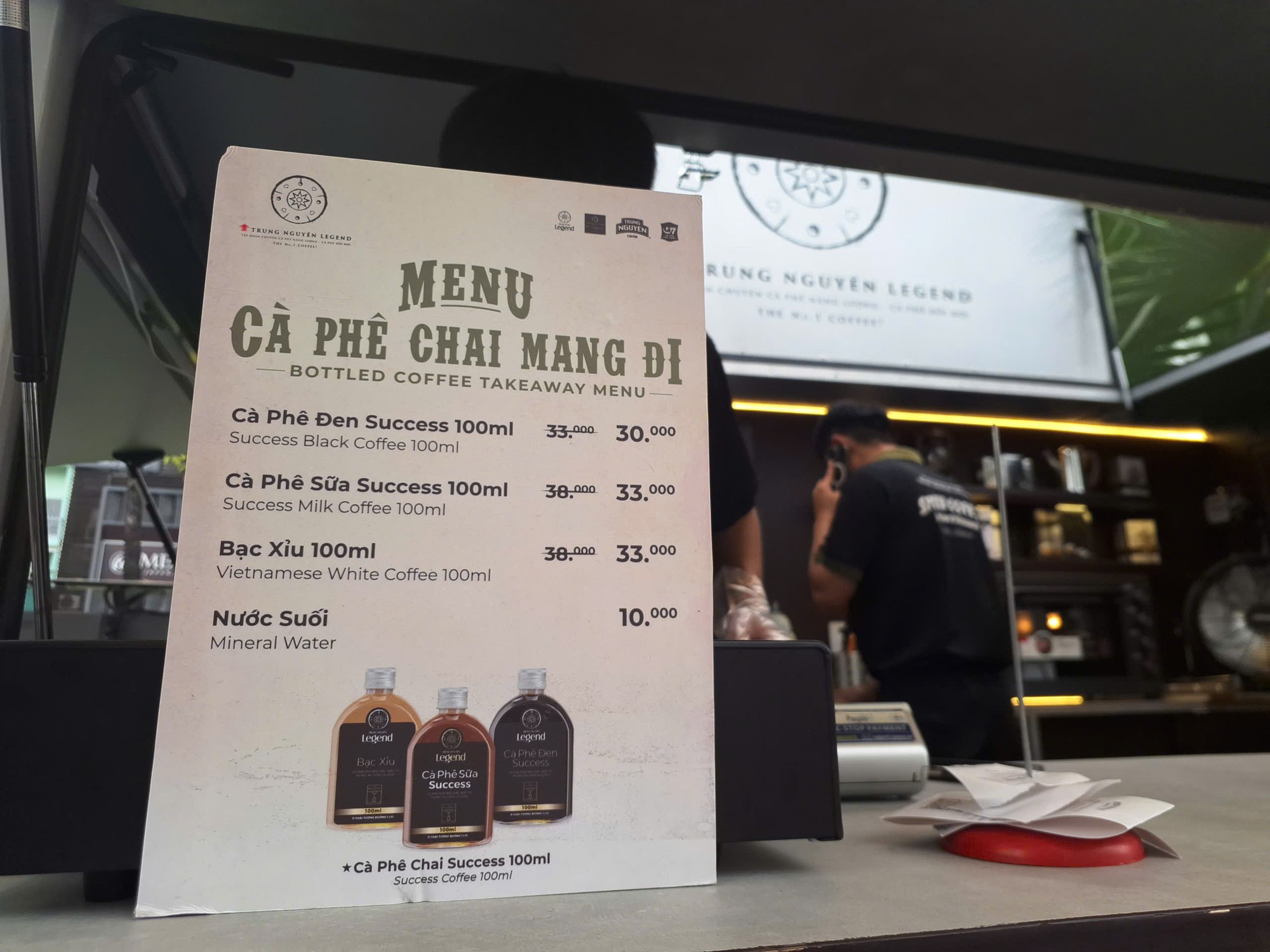 Những kiosk b&aacute;n c&agrave; ph&ecirc; vỉa h&egrave; của &ocirc;ng Đặng L&ecirc; Nguy&ecirc;n Vũ đ&atilde; xuất hiện, 'l&aacute; b&agrave;i ẩn' đằng sau chiến lược mới từ Trung Nguy&ecirc;n Legend l&agrave; g&igrave;?   - Ảnh 4.