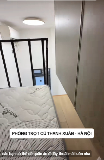 To&aacute;t mồ h&ocirc;i với loạt ph&ograve;ng trọ "si&ecirc;u rẻ" ở H&agrave; Nội: Gầm cầu thang được "t&aacute;i chế" th&agrave;nh ph&ograve;ng, điều h&ograve;a treo ngay tr&ecirc;n đầu!- Ảnh 3.