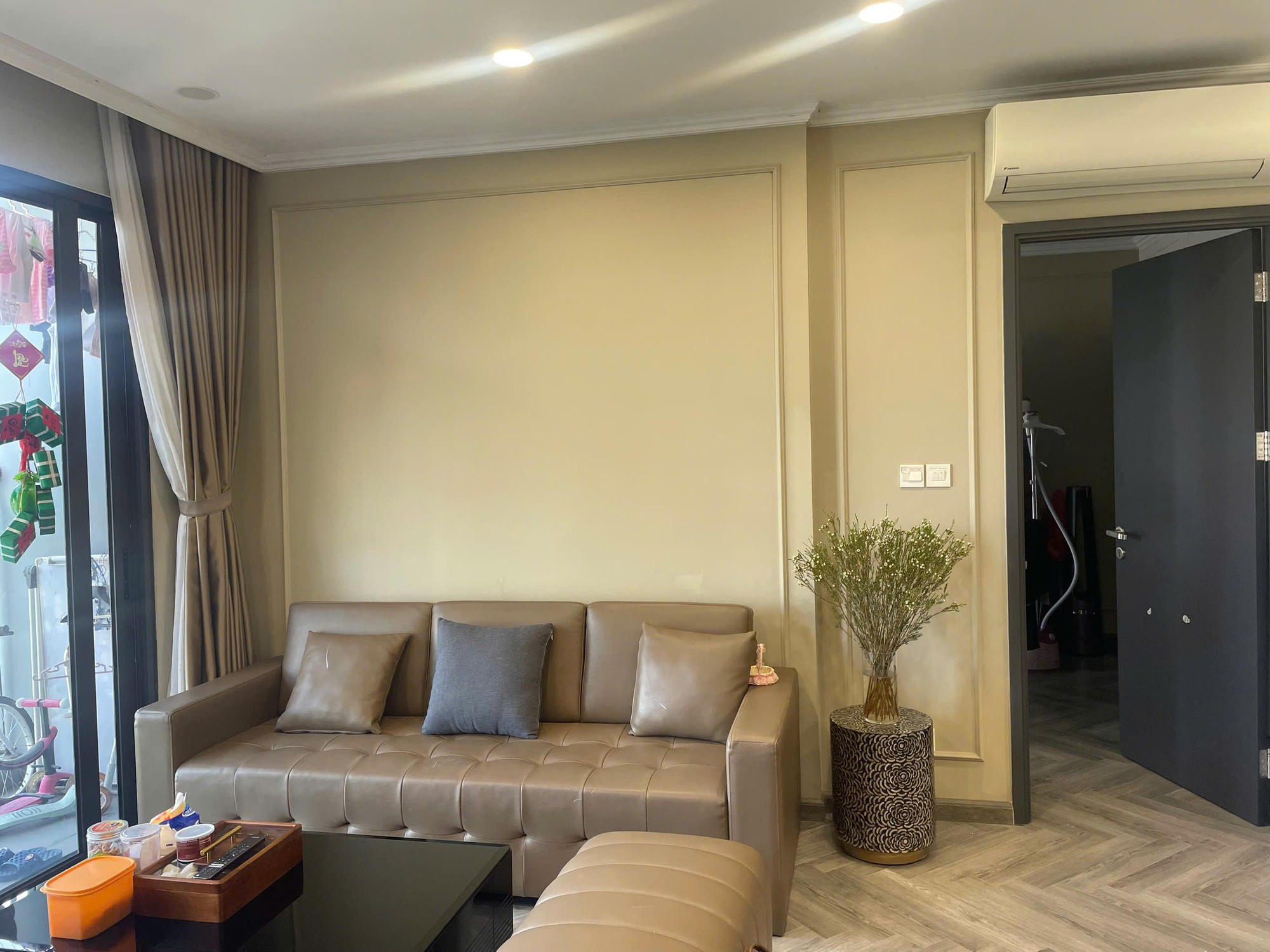 Chỉ sửa phòng khách, bếp và phòng 2 con, căn hộ Vinhomes Smart City đã “rộng ra” thấy rõ dù không tăng thêm 1m²- Ảnh 1.