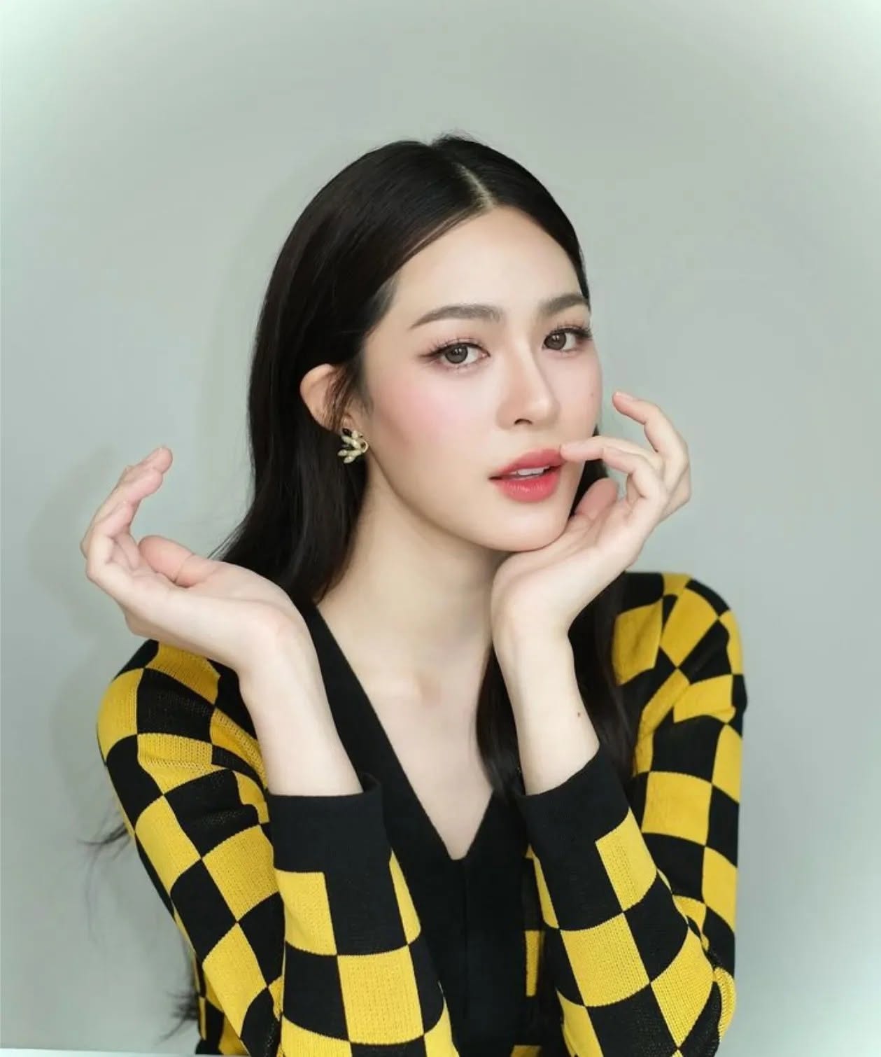 Mỹ nh&acirc;n 9x trở th&agrave;nh "người phụ nữ đẹp nhất thế giới năm 2026", nhan sắc thế n&agrave;o m&agrave; lấn &aacute;t cả Địch Lệ Nhiệt Ba?- Ảnh 2.