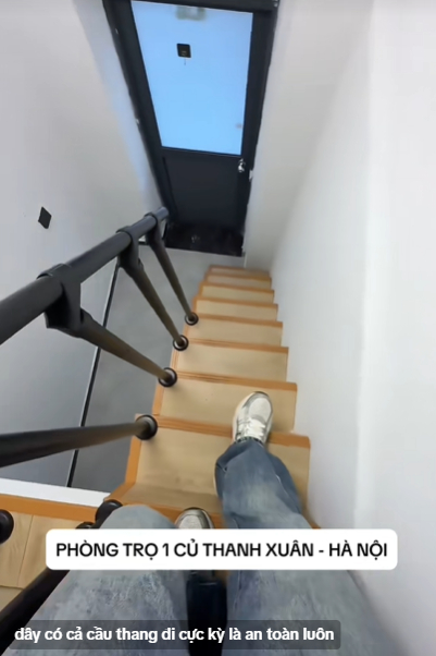 To&aacute;t mồ h&ocirc;i với loạt ph&ograve;ng trọ "si&ecirc;u rẻ" ở H&agrave; Nội: Gầm cầu thang được "t&aacute;i chế" th&agrave;nh ph&ograve;ng, điều h&ograve;a treo ngay tr&ecirc;n đầu!- Ảnh 4.