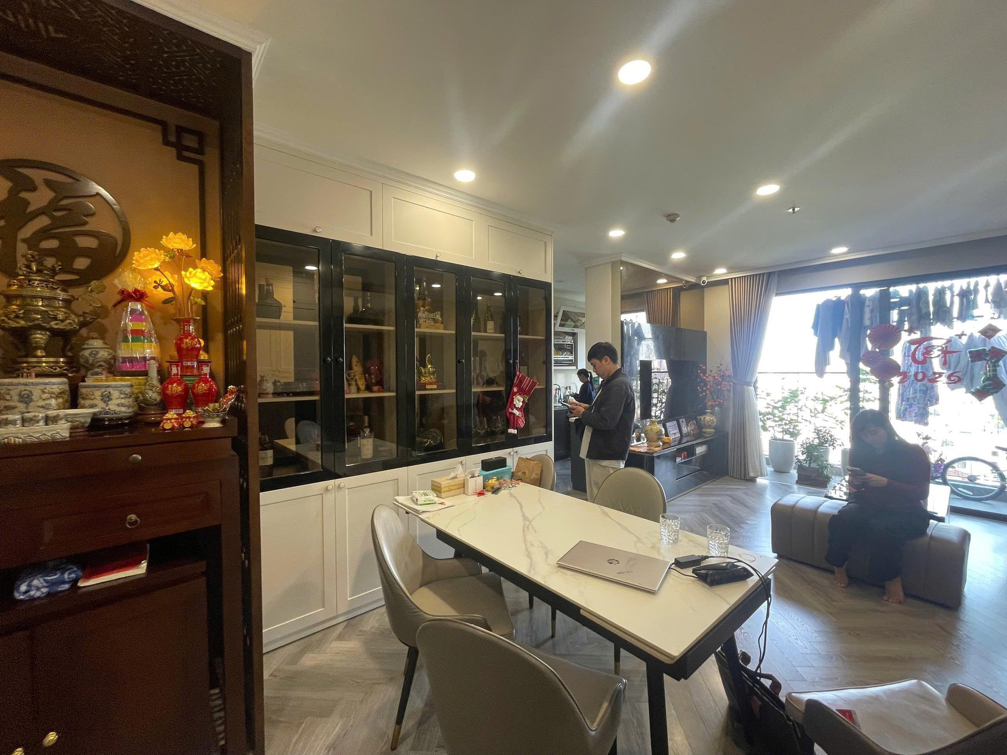 Chỉ sửa phòng khách, bếp và phòng 2 con, căn hộ Vinhomes Smart City đã “rộng ra” thấy rõ dù không tăng thêm 1m²- Ảnh 3.
