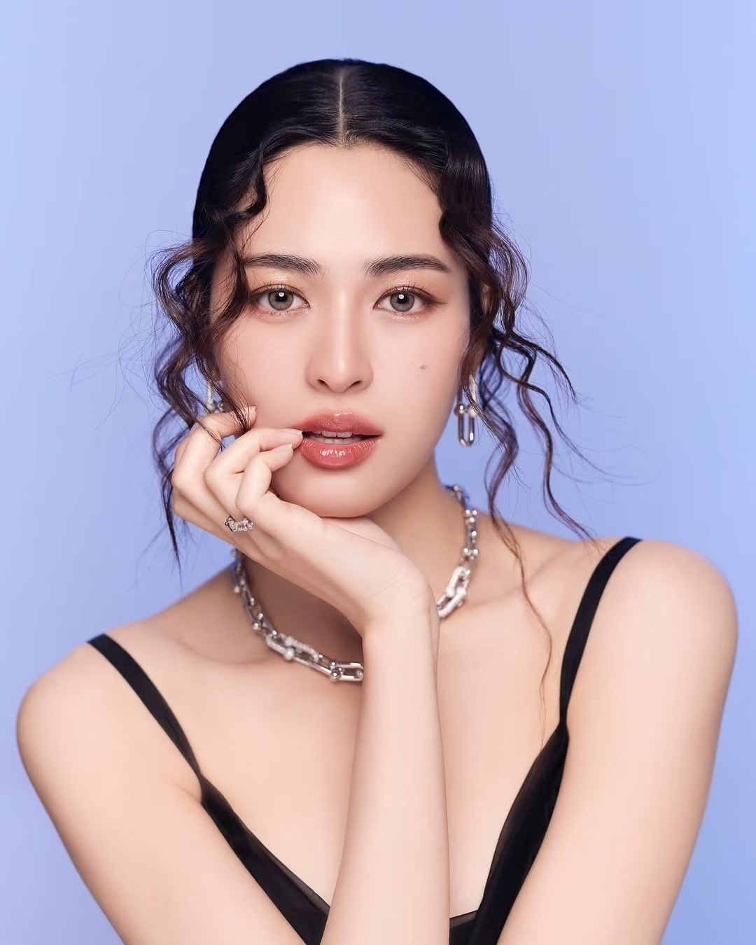 Mỹ nh&acirc;n 9x trở th&agrave;nh "người phụ nữ đẹp nhất thế giới năm 2026", nhan sắc thế n&agrave;o m&agrave; lấn &aacute;t cả Địch Lệ Nhiệt Ba?- Ảnh 4.