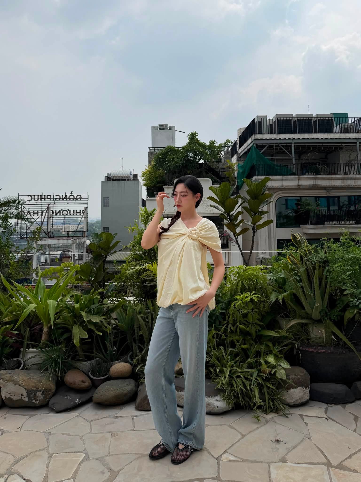 Mỹ nh&acirc;n ch&acirc;n d&agrave;i nhất showbiz: T&eacute; ng&atilde; vẫn slay như cảnh phim, đời thường l&agrave; cao thủ mặc đẹp- Ảnh 7.