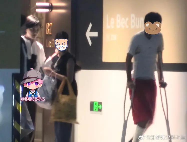 Đang n&oacute;ng clip cặp đ&ocirc;i v&agrave;ng số 1 showbiz c&atilde;i nhau to ở TTTM trước mặt 2 con, đ&ugrave;ng đ&ugrave;ng l&ecirc;n xe bỏ về kh&ocirc;ng th&egrave;m nh&igrave;n mặt nhau- Ảnh 1.