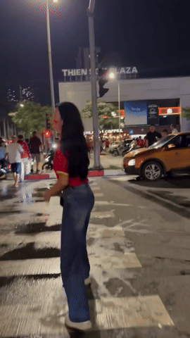 Đ&aacute;ng y&ecirc;u hết sức: Th&agrave;nh Chung căng mắt t&igrave;m rồi thả tim cực ngọt cho b&agrave; x&atilde; hotgirl Tuy&ecirc;n Quang tr&ecirc;n kh&aacute;n đ&agrave;i sau chiến thắng của ĐT Việt Nam- Ảnh 2.