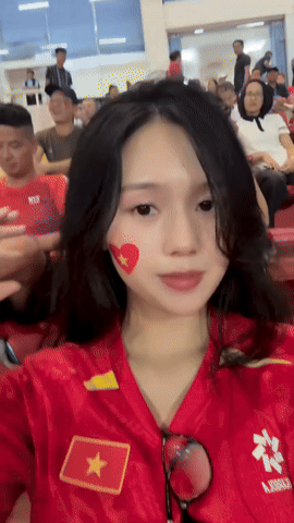 Đ&aacute;ng y&ecirc;u hết sức: Th&agrave;nh Chung căng mắt t&igrave;m rồi thả tim cực ngọt cho b&agrave; x&atilde; hotgirl Tuy&ecirc;n Quang tr&ecirc;n kh&aacute;n đ&agrave;i sau chiến thắng của ĐT Việt Nam- Ảnh 3.
